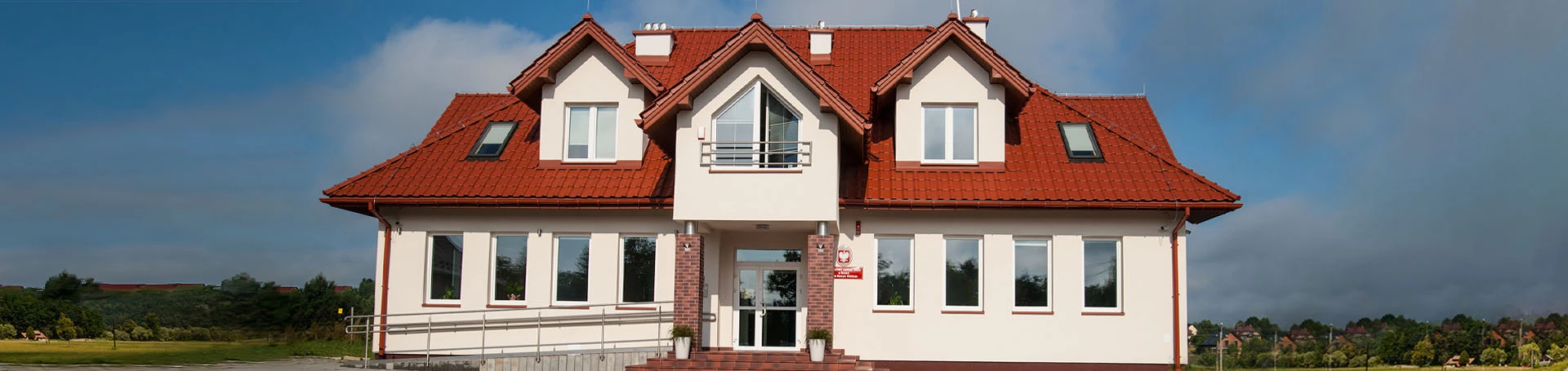 Widok z zewnątrz na wejście główne do budynku Powiatowego Zarządu Dróg.