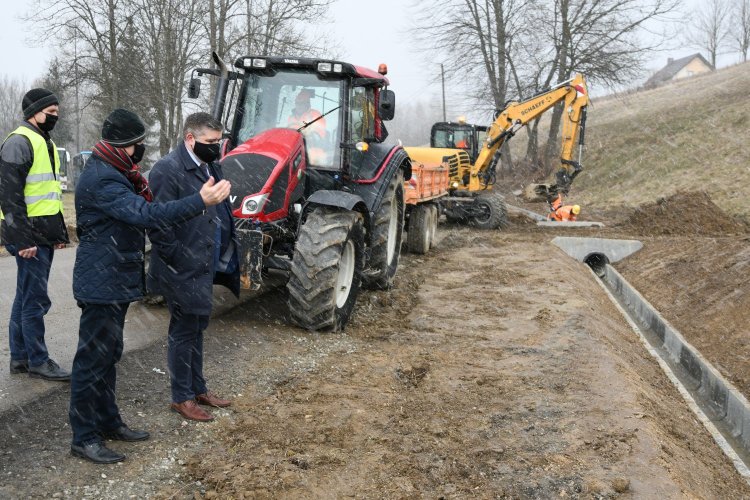 Modernizacja drogi powiatowej w Królówce - traktor oraz koparka
